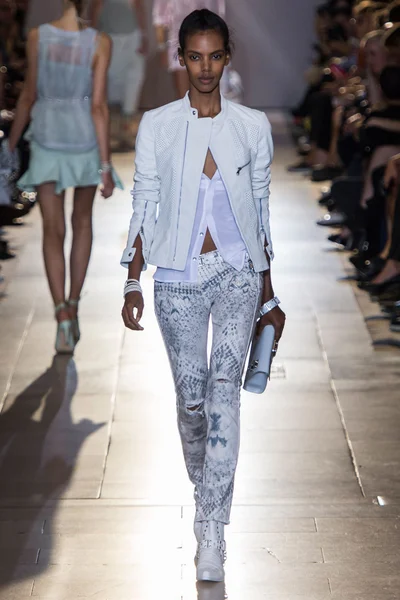 Look 16